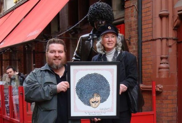 2009 Rod meets Philomena at Philo Statue outside Bruxelles Dublin